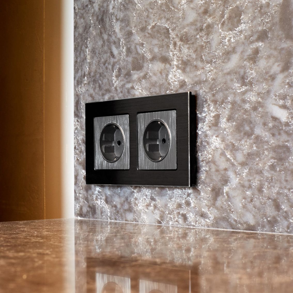 Рамка из металла на 2 поста Аluminium черный алюминий